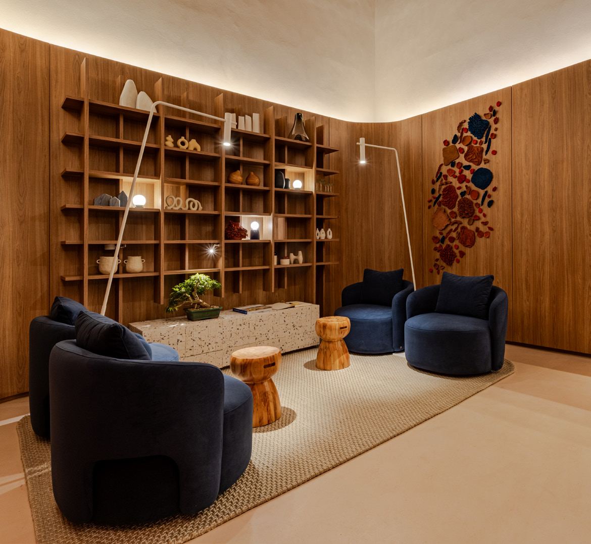 Sala com estante de madeira e poltronas azuis