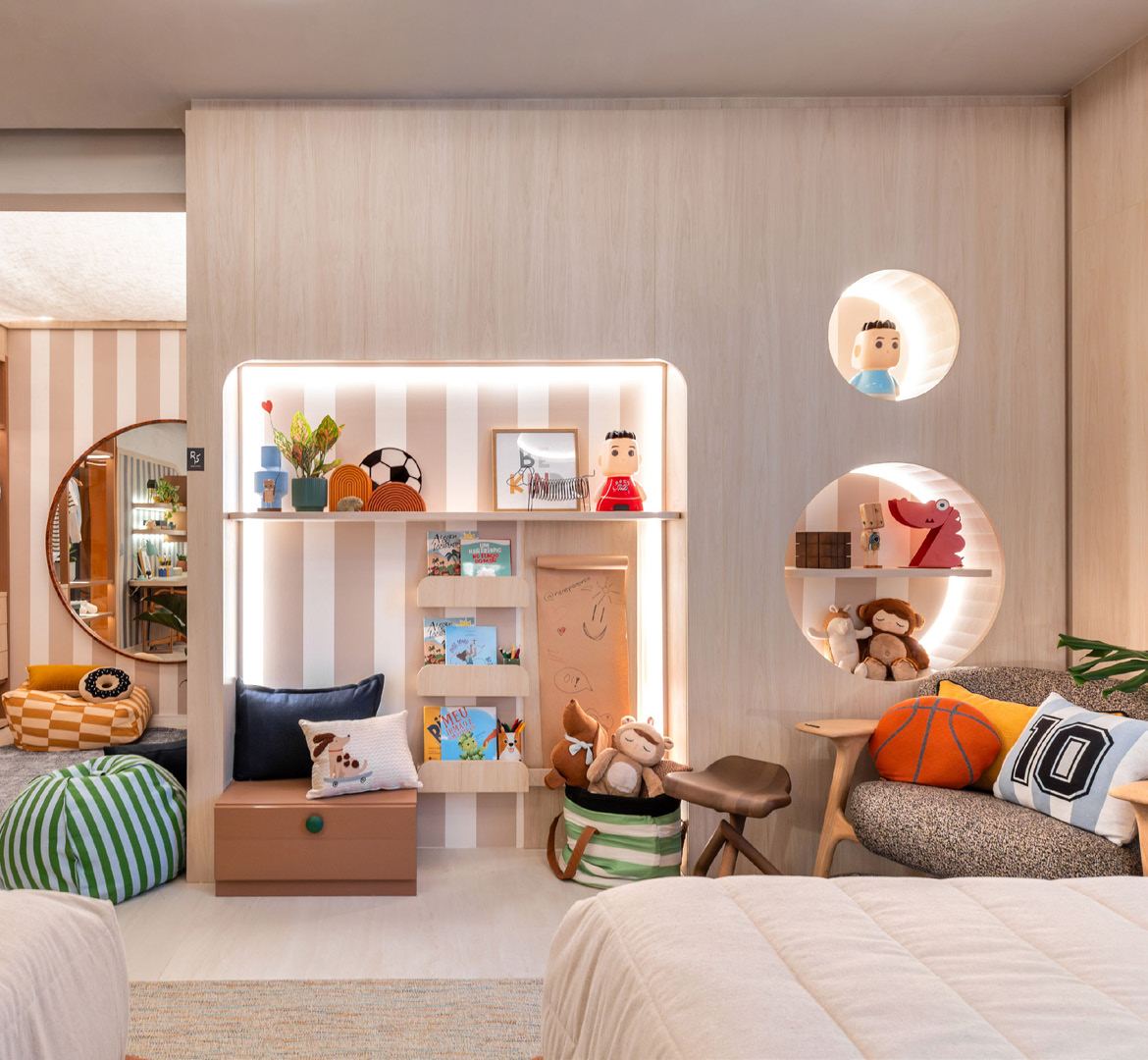 Quarto infantil com nichos iluminados